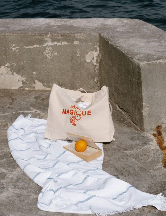 Red Fruity Magique tote bag-Hôtel Magique