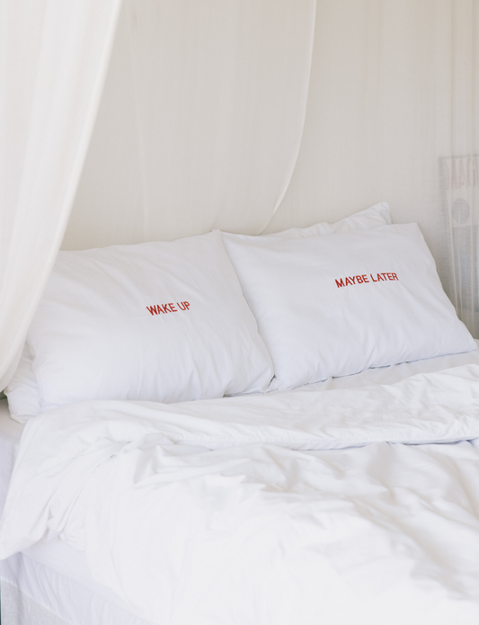Wake Up - Maybe Later pillowcase set in red-Hôtel-Magique